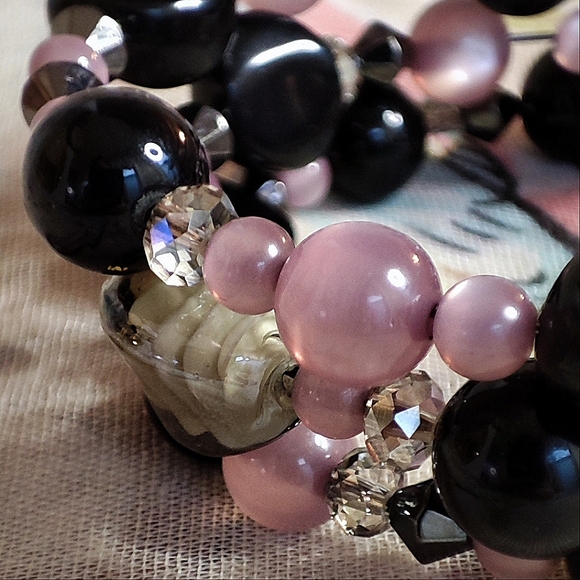 Grey Glass Moonglow Pink Lavender Crystal Beaded Vintage Memory Wire Bracelet - Picture 6 of 7